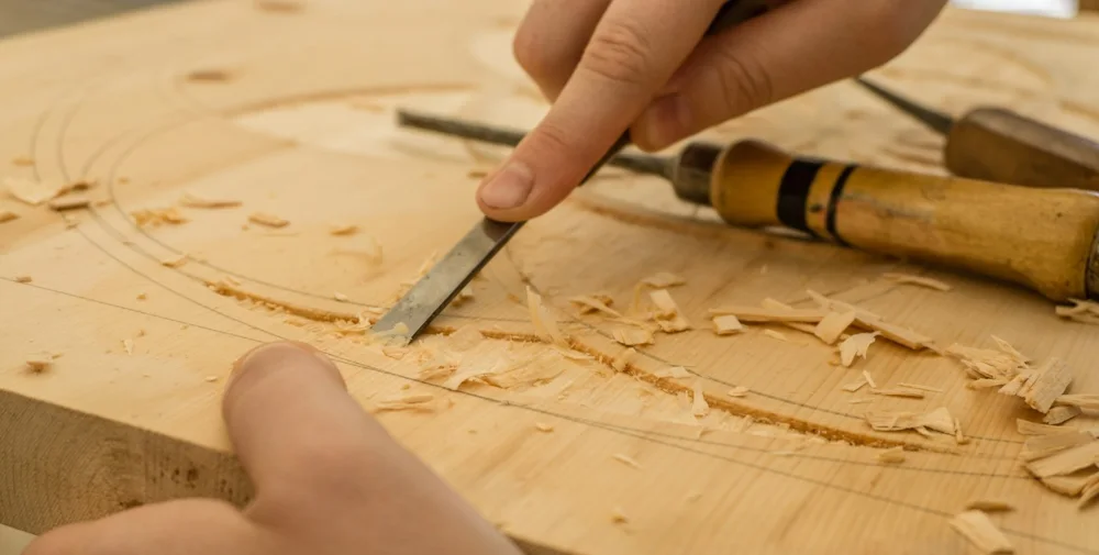 Detail proses pengerjaan kayu dan permukaan furniture